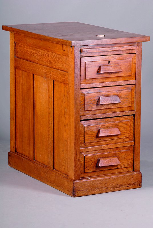 Schubladenschränkchen, deutsch/engl., um 1900, Eiche massiv/Furnier, 4 Schubladen m. Auslegebrett, aufgesetzte Greiftasten, Gebr.-Sp., ca. 77x43x75 ...