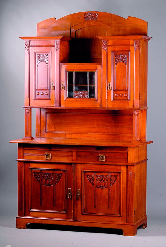 Aufsatzschrank, wohl Frankreich, um 1910, Korpus Eiche massiv, Mahagonifurnier, Front auf Rahmen gearb., abstrakt florale Flachschnitzereien im ...