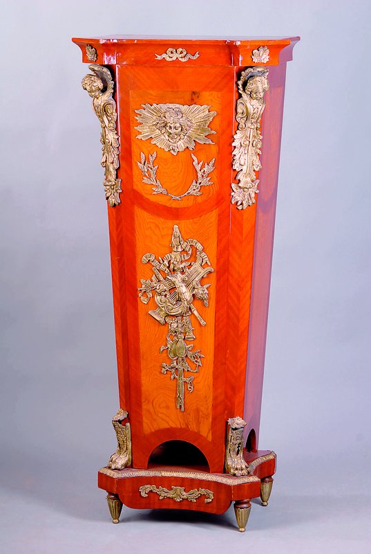Büstensockel, 1. Hälfte 20. Jh., üppiger Dekor in Form feuervergoldeter Beschläge, Putti, Blütengehänge u.Lorbeerkranz, Gebr.-Sp., ca. ...