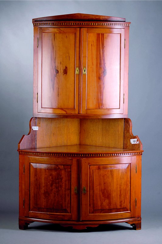 Eckschrank, mitteldeutsch, um 1810/20, Birne/Kirschbaum, auf Rahmen gearb., Ober-u. Unterteil jeweils 2-türig, rest., gebaucht, Zahnfries, Beschl. ...
