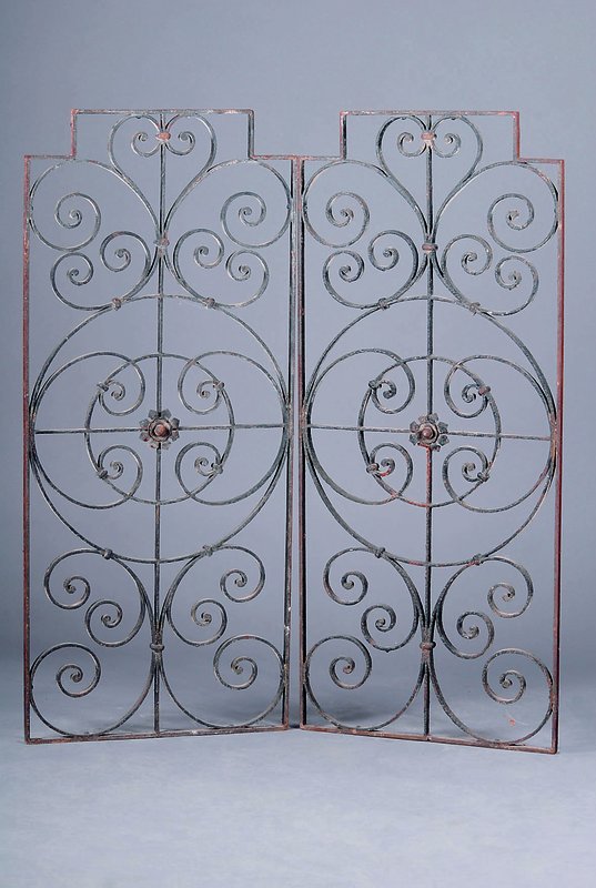 Zwei Ziergitter, Frankreich, 30er J., schmiedeeisern, ca.97x42cm, korrodiert
