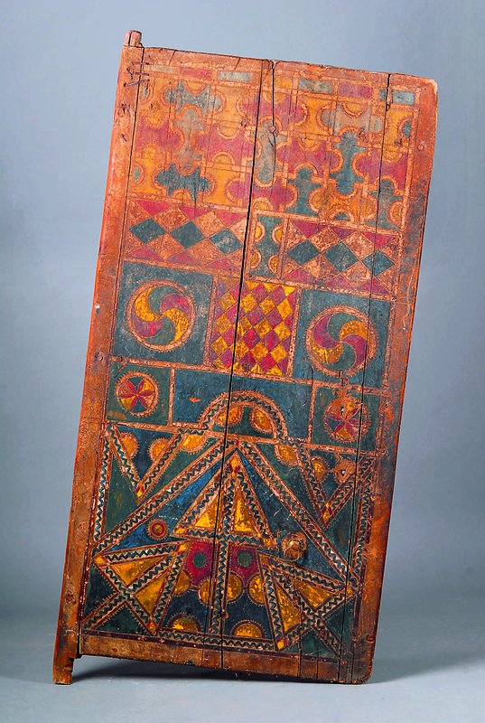 Tür eines Getreidespeichers, Timbuktu/Mali, 19.Jh., lindenartiges Holz, abstr. arabeske Linierung, Sonnenzeichen u. Maskenansätze, schwundrissig, ...
