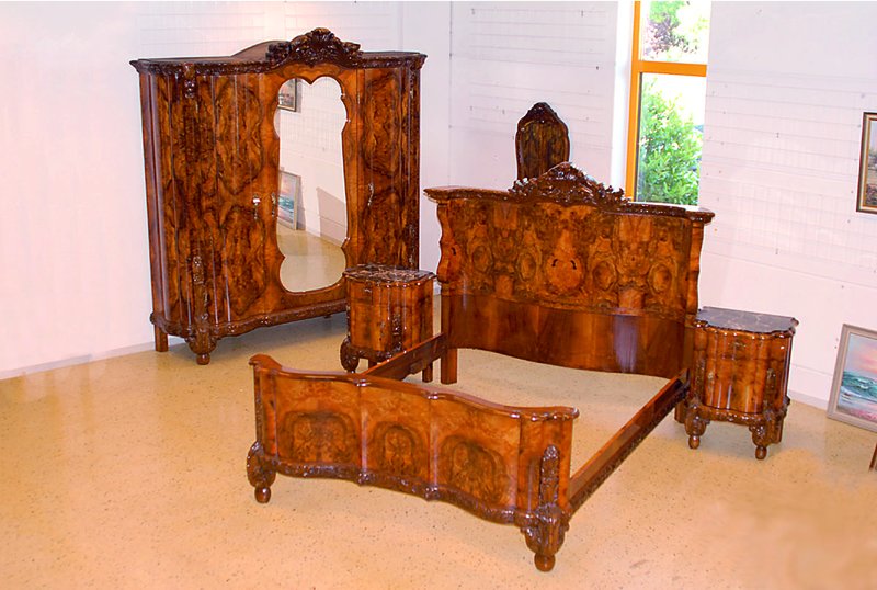 Detail a: Prunkschlafzimmer, Frankreich, um 1945/50, Korpus WH, kaukasisch Nußbaum doppelt u. 4 -fach gesp. verlegt, wellenartige Anordnung vielfach ...