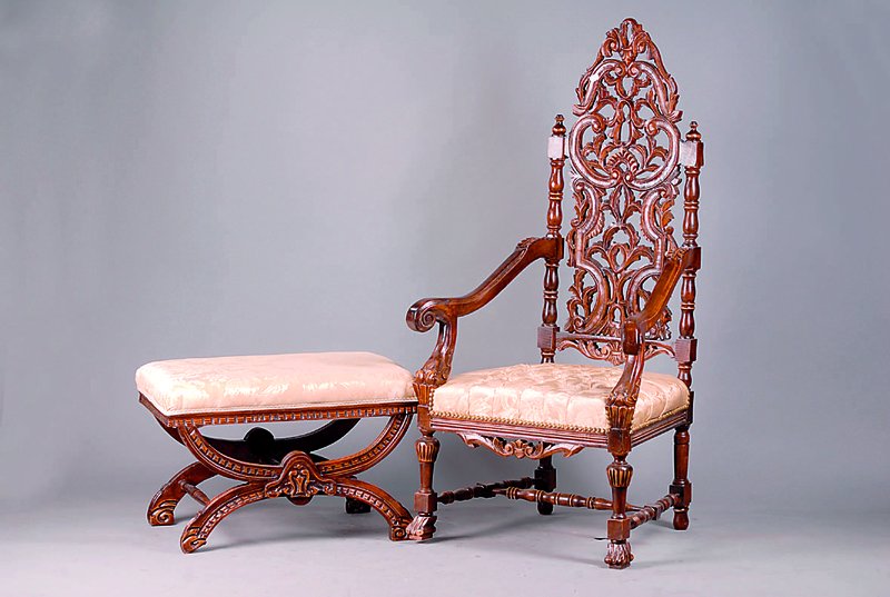 Prunkarmlehnstuhl m. Hocker, Niederlande, um 1880/90, Buche massiv, eklek. Stil, Beine verschränkt, Armlehnen in Rocaillen auslaufend, Rücken in ...