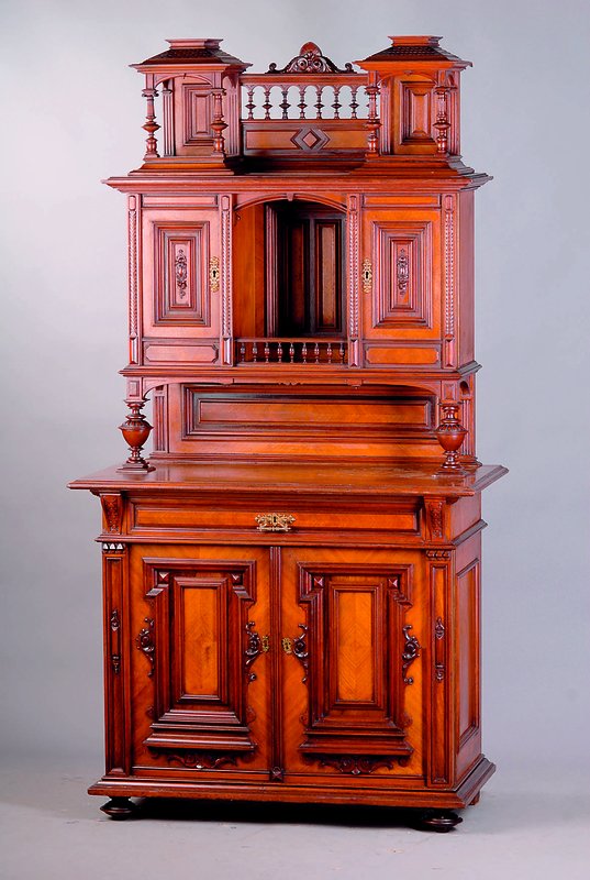 Aufsatzschrank, Frankreich, um 1880/90, Korpus WH/HH, Wurzelnußfurnier gesp. verlegt, z.T. in Grätenform, sog. Tabernakelstil, aufges.Zierleisten, ...