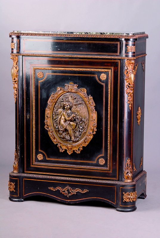 Eintüriger Schrank, Frankreich, Napoleon III, um 1870, Edelholz schwarz gelackt, eingelegte Metallintarsien, abgerundete Ecken, Bronzeappliken, ...