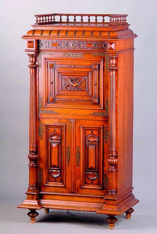 Damenklappsekretär, Frankreich, wohl Dijon, um 1880/90, Korpus WH/HH, Nußbaumfurnier, Front auf Rahmen gearb., aufgelegte Schnitzereien im ...