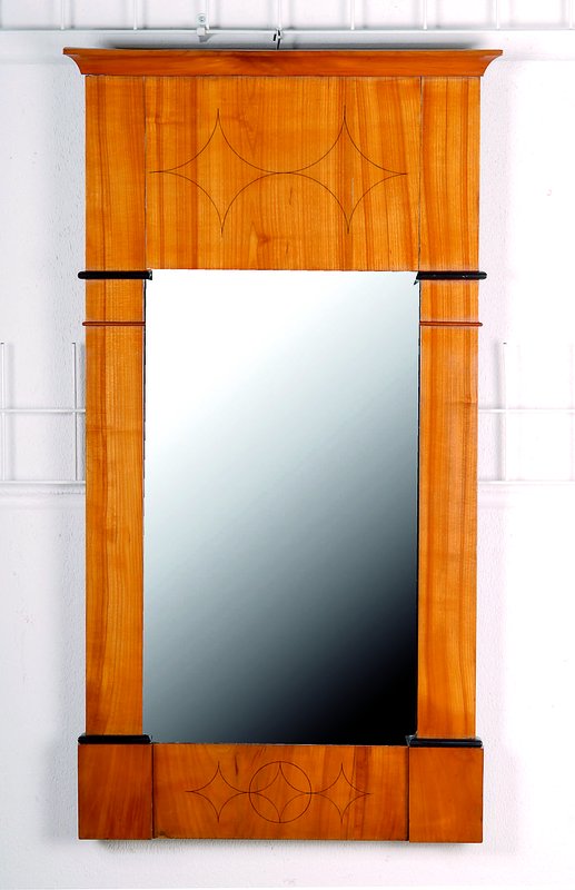 Wandspiegel, deutsch, um 1850, Biedermeier, Kirschbaum mit feiner Schwarzlotmalerei u. aufgelegten Pilastern, Spiegelglas l.korr., ca.110x60cm