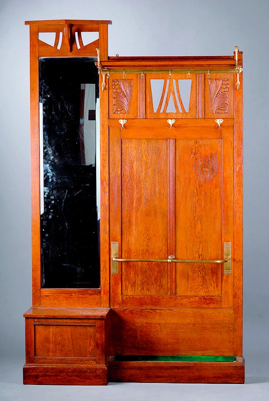 Garderobe, Darmstadt, um 1904, Eiche mass., auf Rahmen gearb., asymetrische Anordnung, glatte Inlets, ein Teil in Durchbrucharbeit, facett.Spiegel, ...