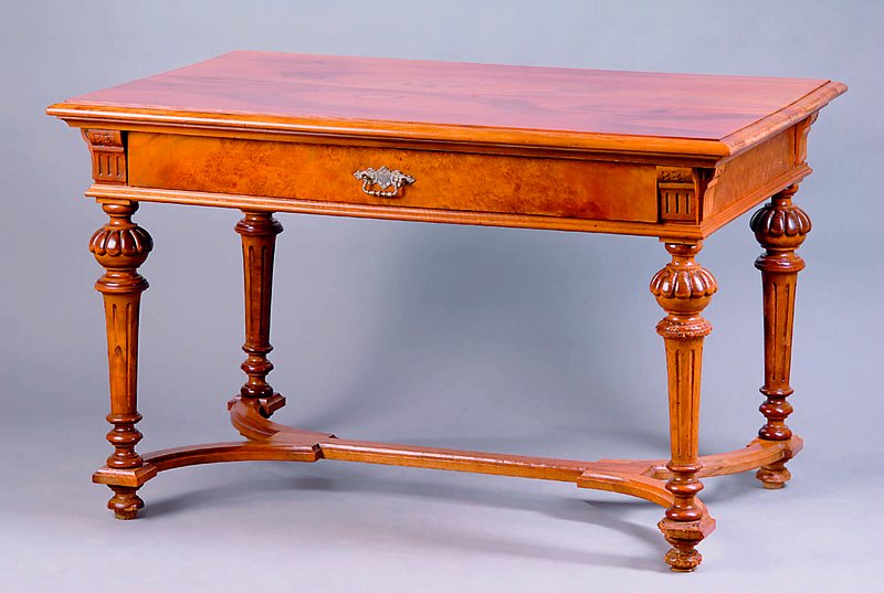 Tisch, süddeutsch, um 1890/1900, Korpus WH, Wurzelnußfurnier gesp. verlegt, Auflegeplatte Nußbaum, schönes Furnierbild, integr. Schublade, ...