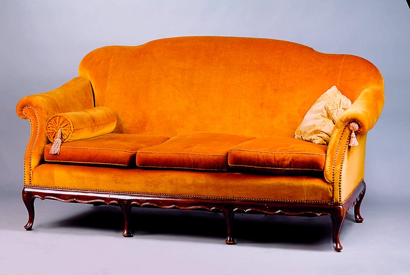 Couchgarnitur, im sog. Chippendalestil, 30er J., best. aus Sofa u. 2 Sesseln, Gestell Nußbaum dunkel gebeizt, lose Sitzkissen, Bezüge 60/70er J., ...