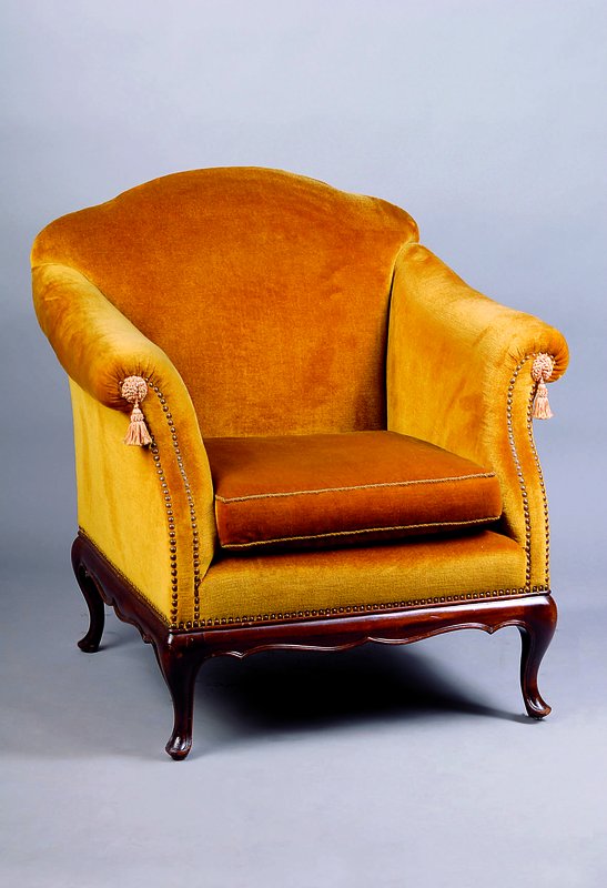 Detail a: Couchgarnitur, im sog. Chippendalestil, 30er J., best. aus Sofa u. 2 Sesseln, Gestell Nußbaum dunkel gebeizt, lose Sitzkissen, Bezüge 60/70er J., ...