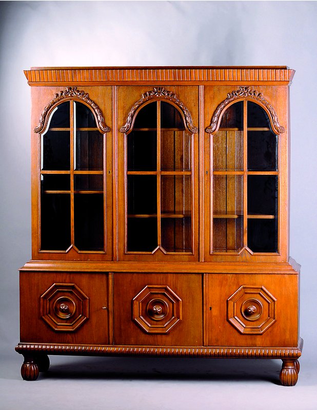 Bücherschrank, deutsch, um 1908, Eiche/Eichefurnier, z.t. gespiegelt verlegt, drei facettierte Glasfenster, Unterteil leichthervorragend, Gebr.-sp., ...