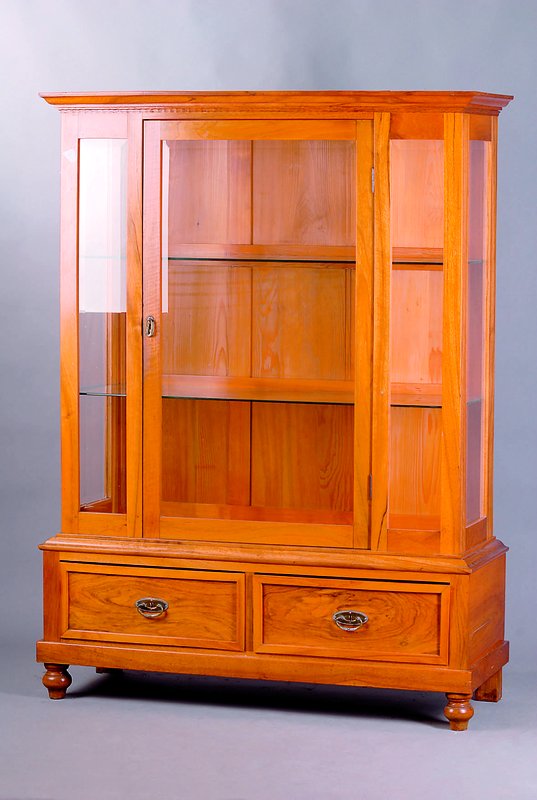 Vitrine, deutsch, um 1928/29, massiv Nussbaum, facettierte Glassscheiben, praktische Inneneinteilung, zwei Einlegeplatten, diese verstellbar, ...