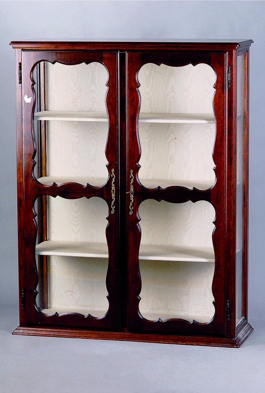 Vitrine, Frankreich, 60er J., Nussbaum massiv, Brezelfüllungen, 3 Seiten verglast, 3 Einlegebretter, Bronzebschl., sehr praktische Ausführung, ...