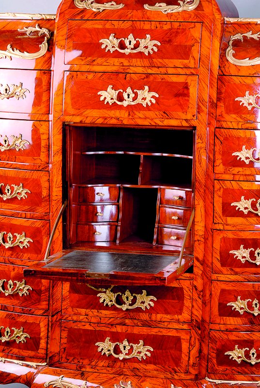 Detail a: Uhrenschrank, Frankreich, um 1850/60, Korpus Eiche mass., Palisander/ Mahagonifurnier z.T.gesp. verlegt, 16 Schubladen, Mittelteil m.Sekretärteil, ...