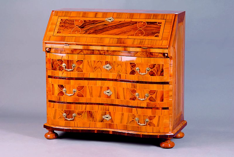Detail a: Schrägklappensekretär, süddeutsch, um 1750/ 60, Korpus WH, Nußbaumwurzelfurnier doppelt u.4-fach gesp.verlegt, z.T.querfurniert, 3- schübig, ...