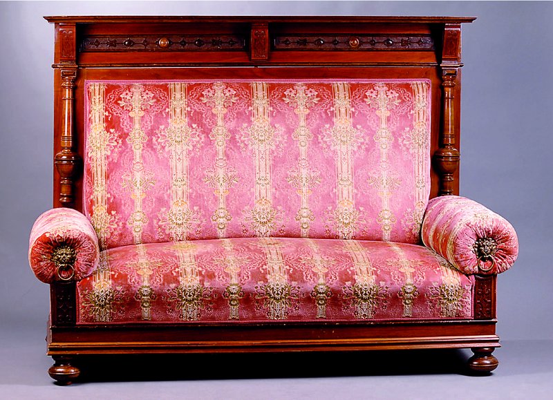 Sofa, Gründerzeit,um 1880/90, Nußbaum, z.T.furniert, z.T.mass., Halbsäulen, 2 Diwanrollen mit Bronzeblechapplikationen, Rücken mit Panelbrett, ...