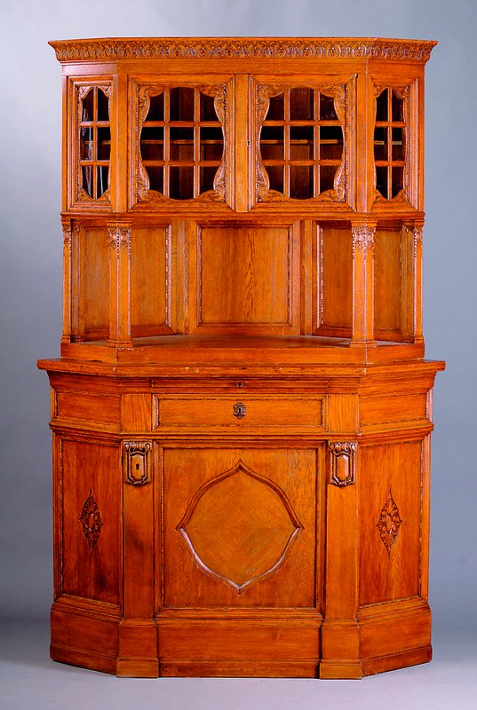 Eckschrank, deutsch, um 1900, Korpus z.T. Eiche mass., Eichefurnier, Unterteil eintürig, auf Rahmen gearb., Aufsatzteil m.ausgespartem Mittelteil, 2 ...