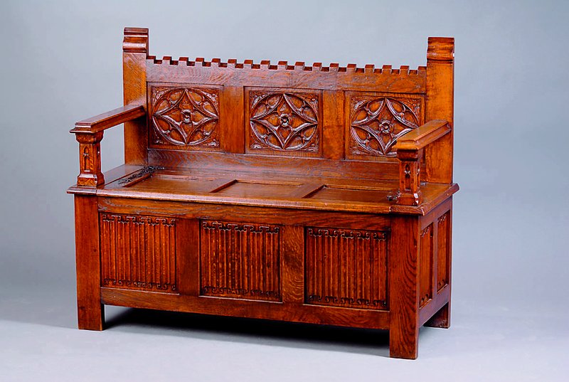 Sitzbank, Historismus, um 1900, Belgien, Eiche mass., kassetiert, Sitzfläche zum Aufklappen, große Eisenbeschläge, 95.5x114.5 x46cm, ...