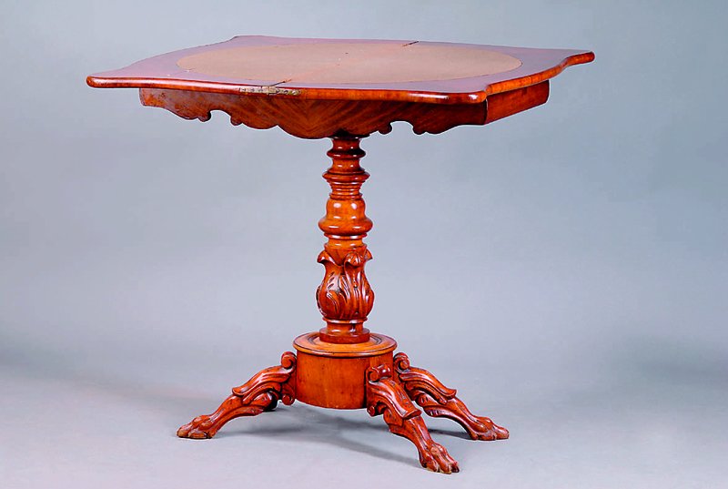 Spieltisch, England, um 1850/60, Mahagoni, z.T. Wurzelholz gespiegelt verlegt mit Furnierschäden, aufklappbar, innen bräunlicher Stoff besch., ...