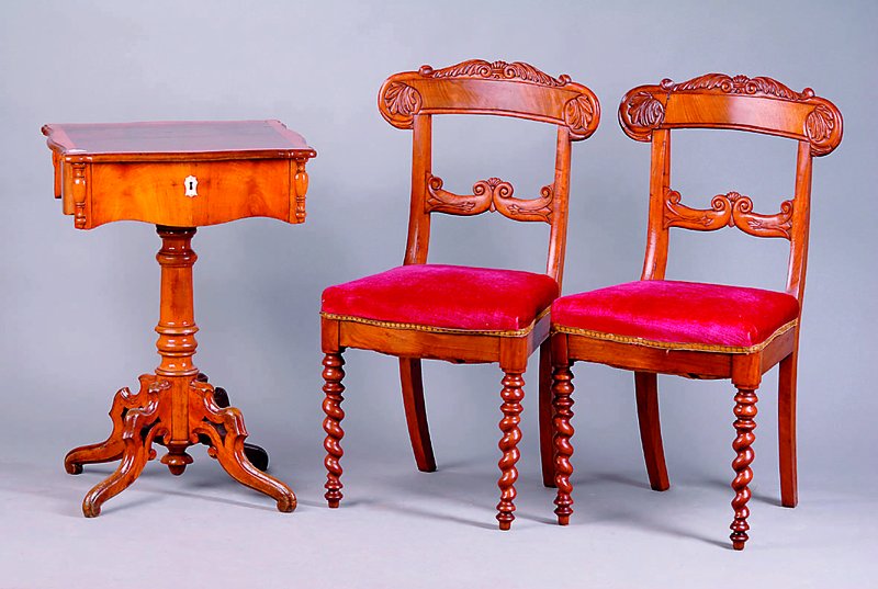 Paar Stühle, Biedermeier, um 1835/40, Mahagoni mass., reich geschnitzte Lehne, stil.Akanthus u.Rocaillen, gedrechselte Beine ältere Polsterung ...