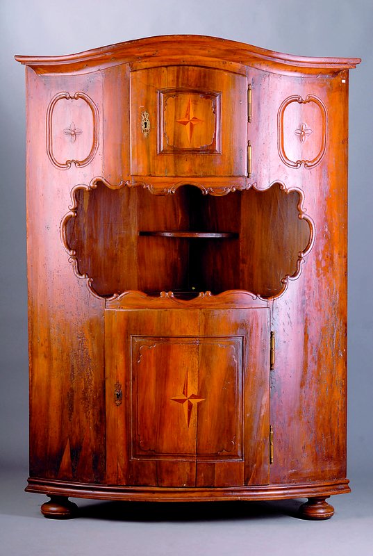 Eckschrank, süddeutsch/westdeutsch, um 1780, Nußbaum mass., Sternintarsien, Flaschnitzereien aus dem Vollholz, gewölbt, Spuren von altem ...
