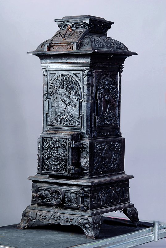 Jugendstilofen, deutsch, Primavest Gravenhorst, um 1900, Gußeisen, reiche Ornamentik, altersbed.l.korrod., Fu. nicht gepr., ca.100x44x42cm