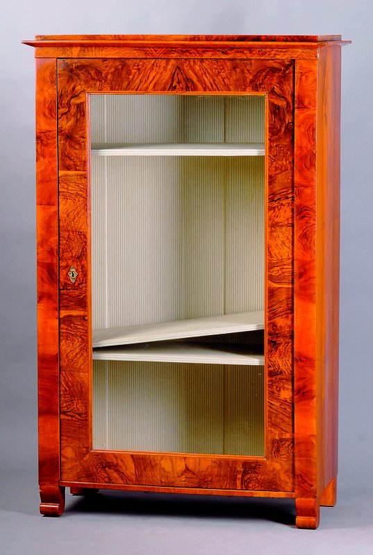Glasvitrine, Österreich, um 1840/50, Nußbaum-/Wurzelnußfurnier, querverlegt, , kleine Ausbesserungen, Alters-u.Gebr.-sp., 160x100x47cm, 4 ...