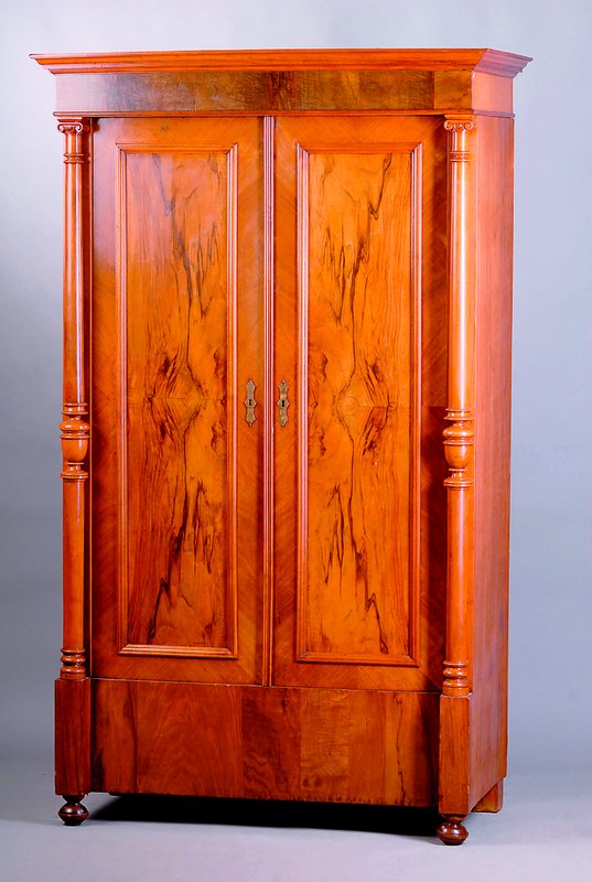 Gründerzeitschrank, deutsch, um 1890, Nußbaumfurnier, doppelt gespiegelt verlegt Vollsäulen, Alterssch., 190x112x58cm