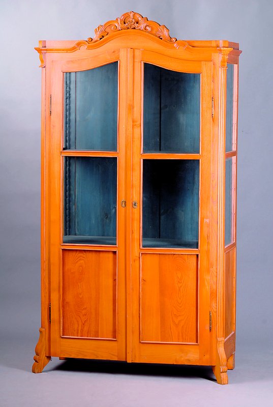 Glasvitrine, mitteldeutsch, um 1860/70, Esche mass., allseitig 3-fach kassettiert, z.T.verglast, geschnitzte Krone, Sp. von altem Wurmbefall an Krone ...