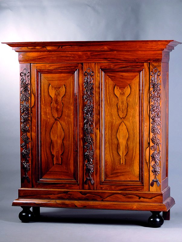 Schrank, Holland, Barockstil, nach Vorbild, von 1720/30, Eiche mass., Palisanderfurnier gespiegelt verlegt, auf Rahmen gearbeitet, aufgelegte Lisenen ...