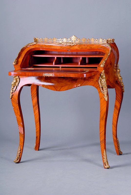 Damenschreibtisch, Rokokostil, nach franz. Vorbild um 1720, Rosenholz, Nußbaumwurzel, allseitig geschweift und gebaucht, dreifach bombiert, ...