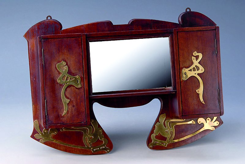 Hängeschränkchen, Jugendstil, Frankreich, um 1900, Mahagoni massiv, mit großen Messing- Beschlägen, alter Spiegeleinsatz, 42x58cm, Alterssp.,ohne ...
