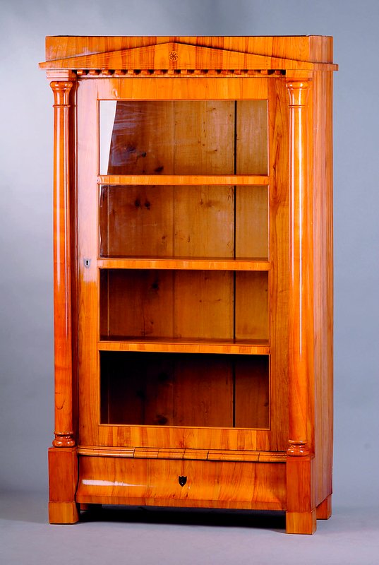Prunkvitrine, Berlin, um 1815/20, Koprus WH, Kirschbaumwurzelfurnier, vielfach gesp. verlegt, Zahnfries, sparsame Fadenintarsien, 1 Leiste besch., ...