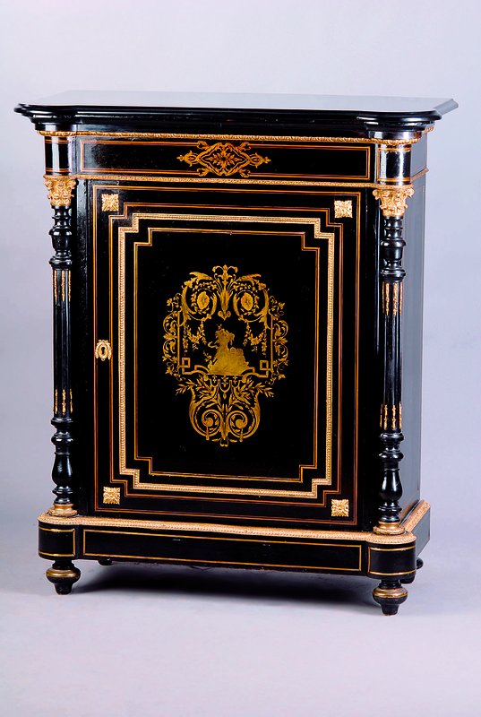 Eintüriger Schrank, nach franz. Vorbild v. 1870, Napoleon III, Buche schwarz gelackt, Metallintarsien, freitehende Säulen, einfache ...