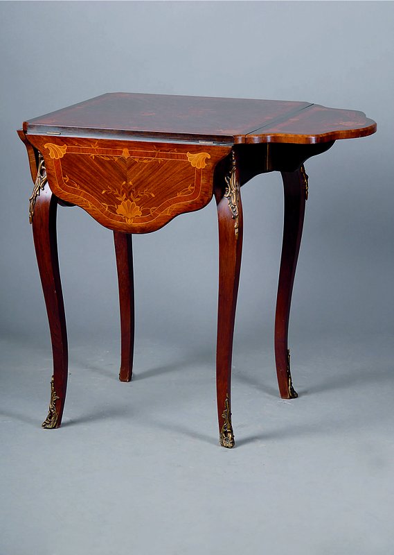 Beistelltisch, nach franz. Vorbild v. 1760, Palisanderfurnier, reich intarsiert m. Rosenholz, Ahorn u. Makassar, Blumenintarsien,seitl. abklappbar, ...