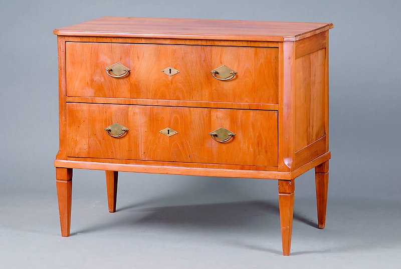 Biedermeierkommode, süddeutsch, um 1820, Korpus WH, Kirschbaumfurnier, 3-schübig, ohne Schlüssel/Schlösser, Altersschäden, Reste alten ...