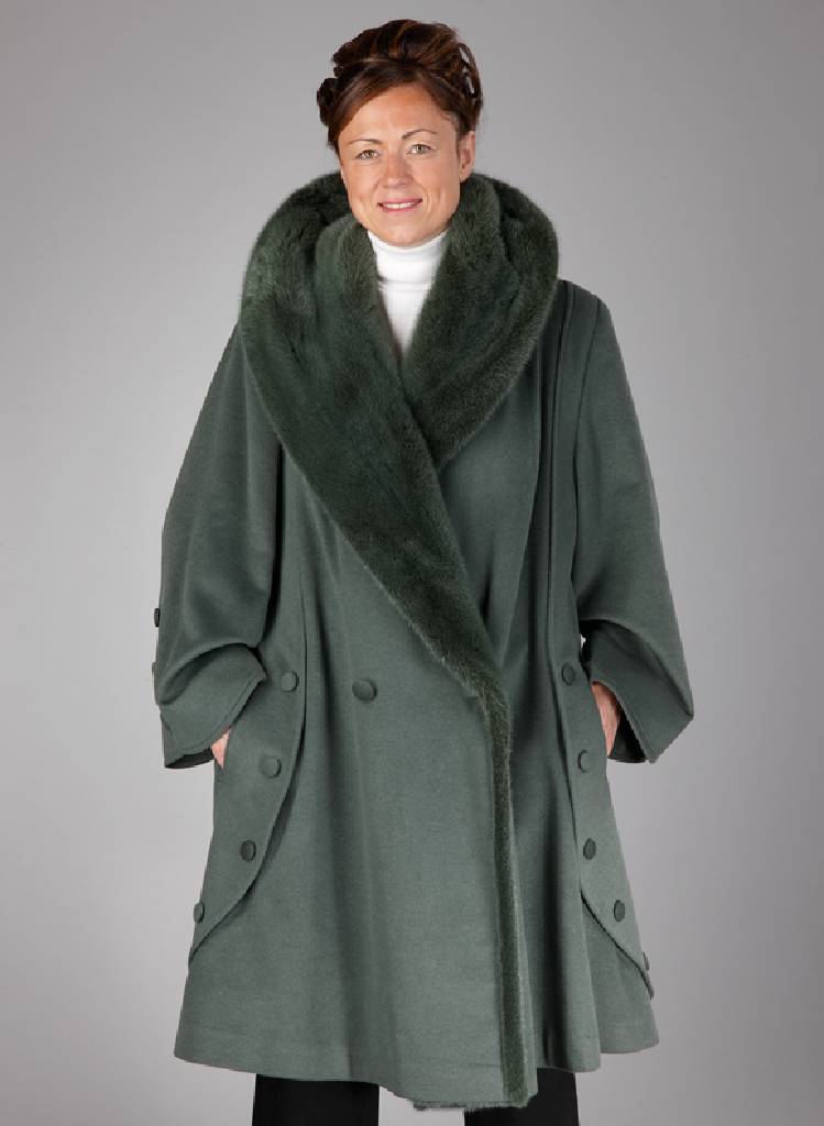 Swinger mit Nerz, Gr. ca. 46, Innenlabel: Voss/Germany, grünes Cashmere mit grün eingefärbten Nerzteilen am Kragen und Revers, Zierknöpfe, 2 ...