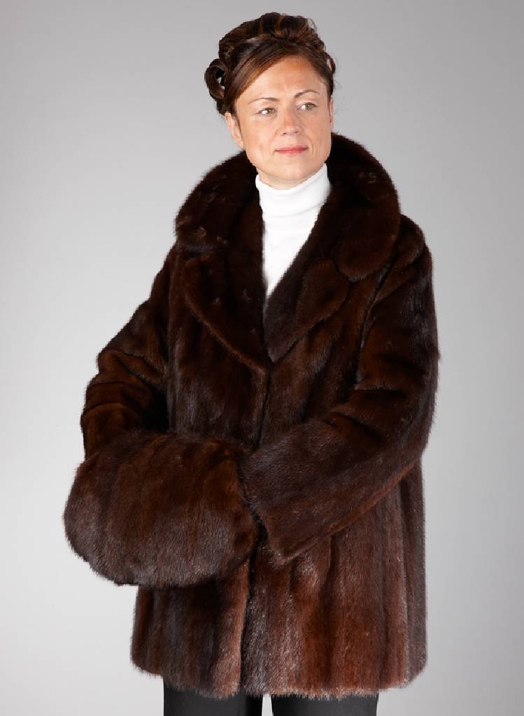 Dunkelbraune Nerzjacke mit Muff, Gr. ca. 40/ 42, längsverarbeitete Felle, dunkelbraunes Innenfutter, 2 seitl. Einschubtaschen, Muff Einschubtasche ...