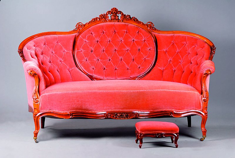 Sofa, deutsch, um 1835/40, Nußbaum massiv, allseitig geschweift u.gerieft, reiche Schnitzereien a.d. Vollholz in Form v. Blüten, Blättern und ...