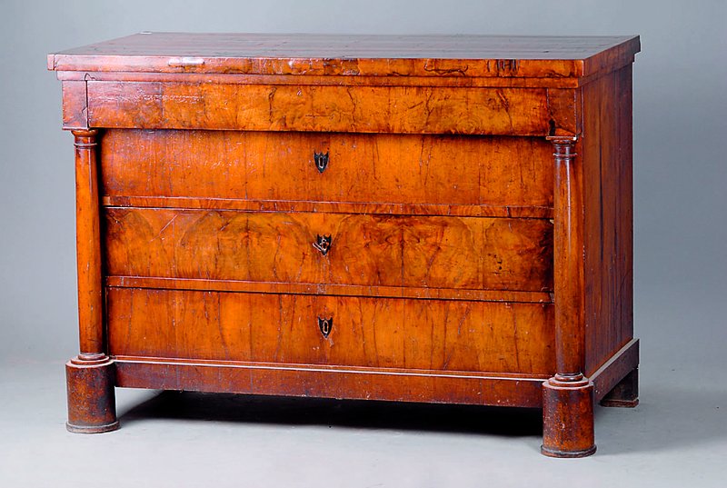 Biedermeierkommode, süddeutsch, um 1820/30, Wurzelnußfurnier, vielfach gesp. gelegt, 4 -schübig, freistehende Säulen, schwundrissig, alt ...