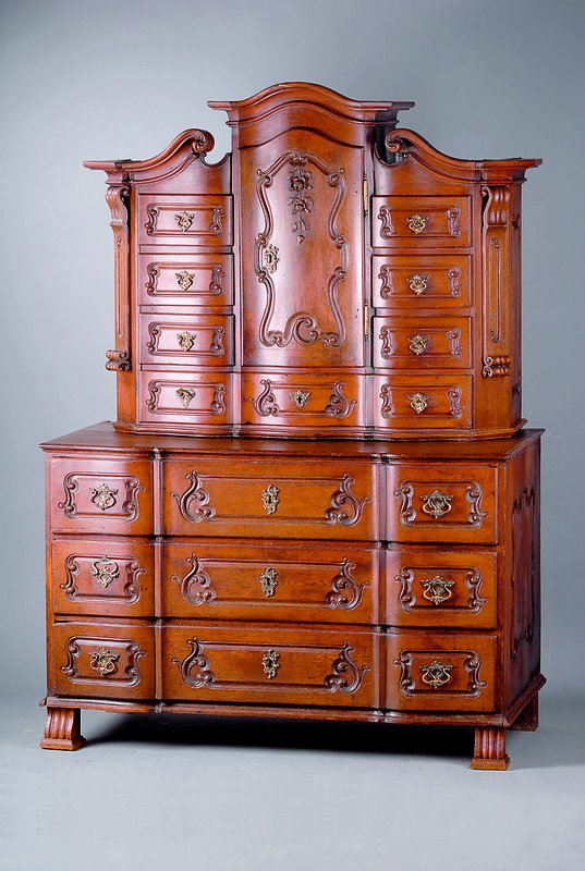 Mainzer Aufsatzschrank, um 1750, WH/Eiche massiv, Unterteil flach doppelt geschweift, 3schübig, Oberteil 3-fach geschweift, orig. Schlösser und ...