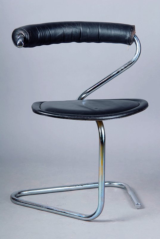 Freischwinger-Stuhl, um 1965/70 , Wewerka, Gestell Metall, schwarzer Lederbezug, Gebr.-Sp., ca.75x65x56 cm, Sh. 45 cm