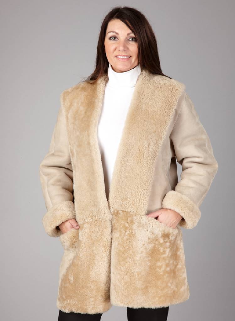 VERSACE-Lammfellkurzmantel, Gr. 42, beigefarb.Wildleder, großer Kragen, Ärmel, Saum und aufgesetzte Taschen mit Lammfellaplikationen, innen ...
