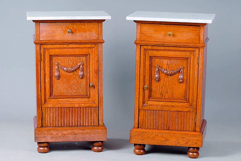 Paar Nachtschränkchen, Belgien/Frankreich, um 1890, Eiche, jeweils 1-türig, 1 Schublade, mittig m. Schnitzerei in Form eines Freundschaftsbandes ...
