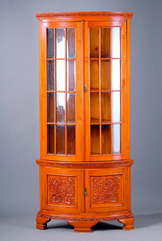Eckvitrine, Kolonialstil, 60er J., Teakholz, Unterteil 2-türig, Füllungen geschnitzt, Vitrinenaufsatz facett. Glas versprosst, 3 Einlegebretter, ...