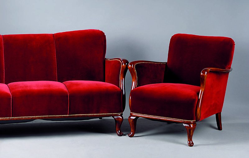 Sitzgruppe best. aus Sofa u. Sesseln, deutsch,30er Jahre, Gestell Buche, weinroter Plüschbezug sek., Nagelverz., Gebr.-Sp., Sofaca. 79x155x77 cm, ...