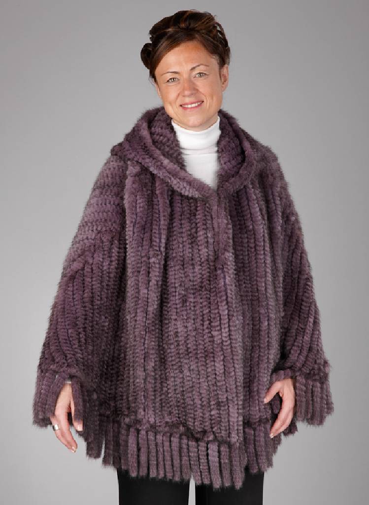 Nerzponcho mit Kapuze, lilafarben changierend eingefärbter gestrickter Nerz, Fransenabhängungen, aufwendige Verarbeitung, L. ca. 78 cm