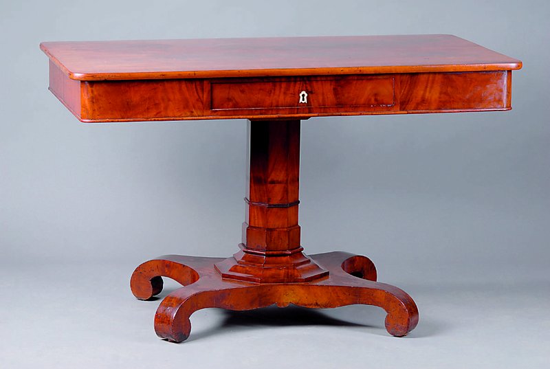 Schreibtisch, norddeutsch, 1860, WH/Pyramidenmahagoni mehrfach gesp. verlegt, 1Schublade m. Beinbeschlag, Gebr.-Sp., ca. 77x125x69 cm